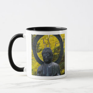 Budda Statue im Japanischen Garten Golden Tasse