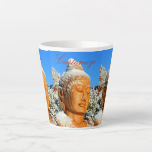 Buddha aus Holz, schneebedeckte Bucht Milchtasse