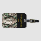 Buddha Carving mit Blätter. Generative KI Gepäckanhänger (Vorderseite (Horizontal))