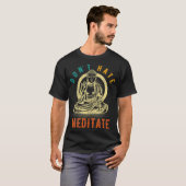 Buddha Dont Hate Meditate Funny Yoga Pose T-Shirt (Vorne ganz)