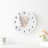 Buddha In White | Serene Meditative And Calm Große Wanduhr (Zuhause)