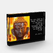 Buddha-Kopfstatue und Zitat Fotoblock (Links)