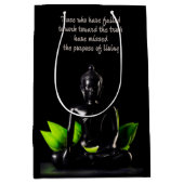 Buddha Quote 1 Geschenktasche Mittlere Geschenktüte (Vorderseite)