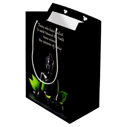 Buddha Quote 1 Geschenktasche Mittlere Geschenktüte (Rückseite Schrägansicht)