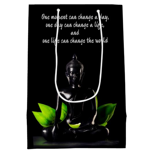Buddha Quote 2 Geschenktasche Mittlere Geschenktüte (Rückseite)