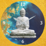 Buddha schwebt gegen Blues und Goldene Uhr<br><div class="desc">Friedliche und ruhige Bilder eines weißen Buddhas,  der gegen ein ruhiges Meer von wunderschönen Blues- und Goldtönen schwebt. Diese Uhr,  die ein Gefühl Erde und Ozeanwasser hervorruft,  wäre ideal für eine Meditation oder einen Yogaraum.</div>