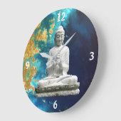 Buddha schwebt gegen Blues und Goldene Uhr (Winkel)