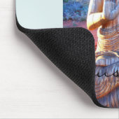 Buddha-Statue aus geschnitztem Holz Mousepad (Ecke)