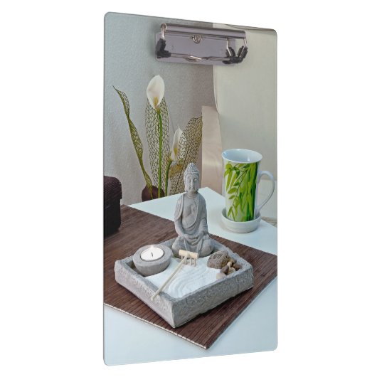 Buddha-Statue im Zen-Felsgarten Klemmbrett (Rechts)