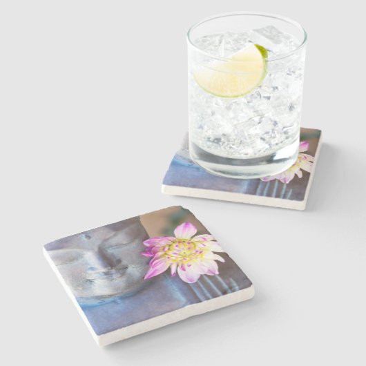 Buddha-Statue mit Dahlie Steinuntersetzer (Seitenansicht)