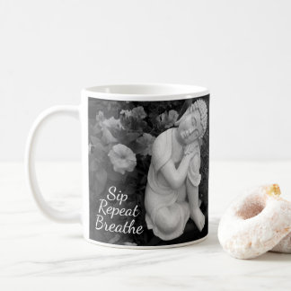 Buddha Trinke Atme Wiederhole – Schwarze Weiße Bes Kaffeetasse