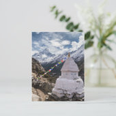 Buddhist Shrine & Prayer Flags, Himalaya Mountains Postkarte (Stehend Vorderseite)