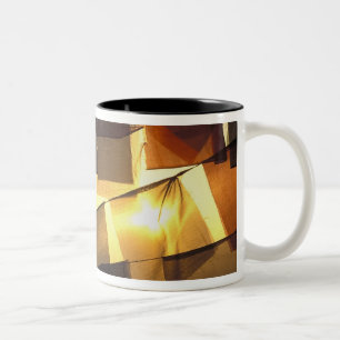 buddhistische Gebetsflaggen im Sonnenuntergang, Zweifarbige Tasse