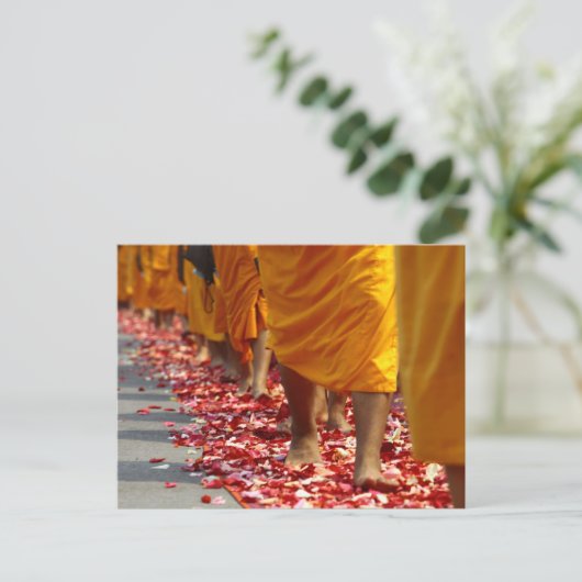 Buddhistische Mönche gehen Postkarte (Stehend Vorderseite)
