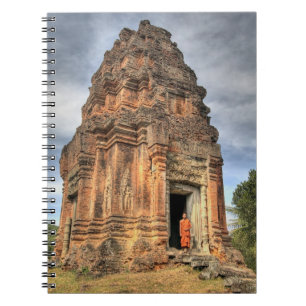 Buddhistischer Mönch, der vor der Tür des Tempel Notizblock