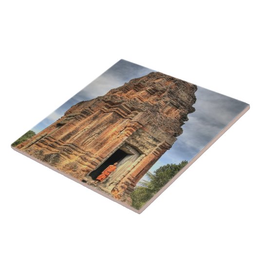 Buddhistischer Mönch, der vor der Tür des Tempels  Fliese (Seite)