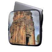 Buddhistischer Mönch, der vor der Tür des Tempels  Laptopschutzhülle (Vorderseite Links)