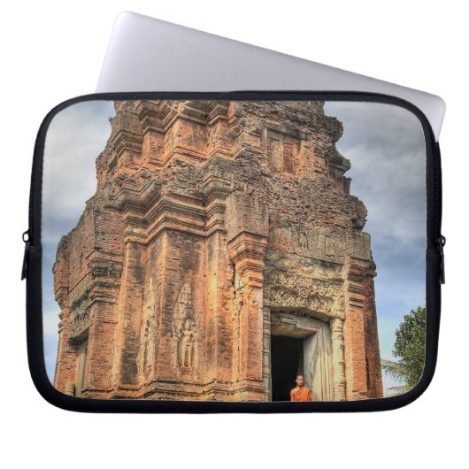 Buddhistischer Mönch, der vor der Tür des Tempels  Laptopschutzhülle (Vorderseite)