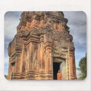Buddhistischer Mönch, der vor der Tür des Tempels Mousepad