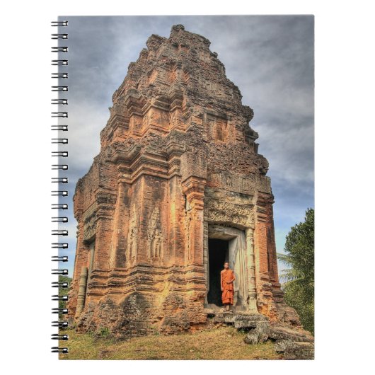 Buddhistischer Mönch, der vor der Tür des Tempels  Notizblock (Vorderseite)