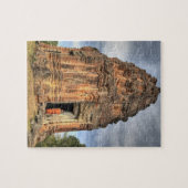 Buddhistischer Mönch, der vor der Tür des Tempels  Puzzle (Horizontal)