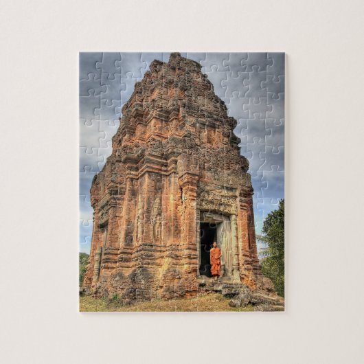 Buddhistischer Mönch, der vor der Tür des Tempels  Puzzle (Vertikal)
