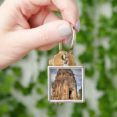 Buddhistischer Mönch, der vor der Tür des Tempels Schlüsselanhänger (Hand)