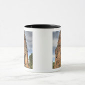 Buddhistischer Mönch, der vor der Tür des Tempels  Tasse (Zentrum)