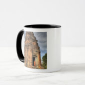 Buddhistischer Mönch, der vor der Tür des Tempels  Tasse (Vorderseite Links)