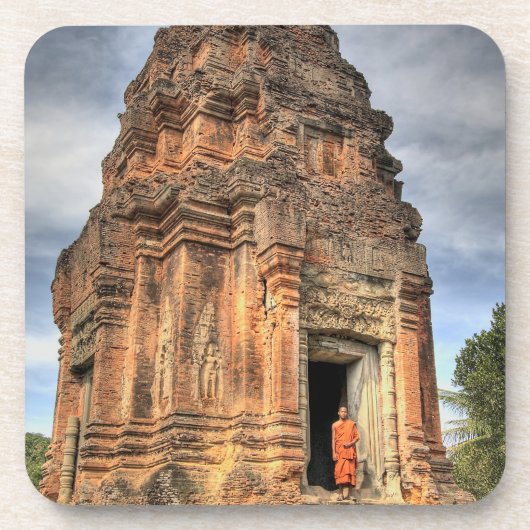 Buddhistischer Mönch, der vor der Tür des Tempels Untersetzer (Vorderseite)