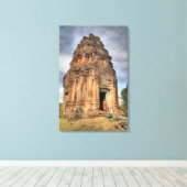 Buddhistischer Mönch, der vor der Tür stehend ist Leinwanddruck (Insitu (Holzboden))