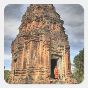 Buddhistischer Mönch, der vor der Tür stehend ist Quadratischer Aufkleber