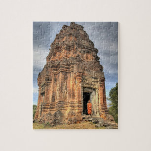 Buddhistischer Mönch in der Tür eines Tempels Puzzle