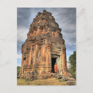 Buddhistischer Mönch steht im Eingangsbereich eine Postkarte