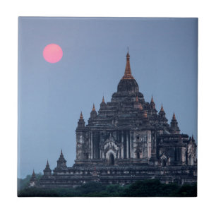 Buddhistischer Tempel bei Sonnenuntergang Fliese