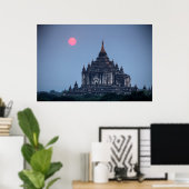 Buddhistischer Tempel bei Sonnenuntergang Poster (Heimbüro)