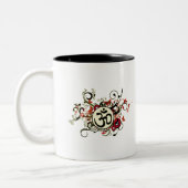Buddhistisches Blumenom Zweifarbige Tasse (Links)