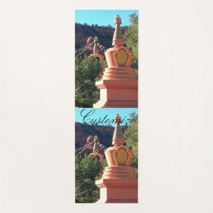 Buddhistisches stupa mit Gebet kennzeichnet Yogamatte