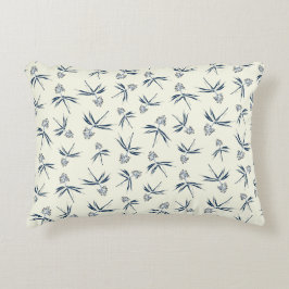 Budding Blue Branches auf Creme - nahtloses Muster Dekokissen