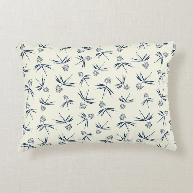 Budding Blue Branches auf Creme - nahtloses Muster Dekokissen (Vorderseite)