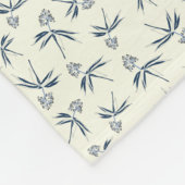 Budding Blue Branches auf Creme - nahtloses Muster Fleecedecke (Ecke)