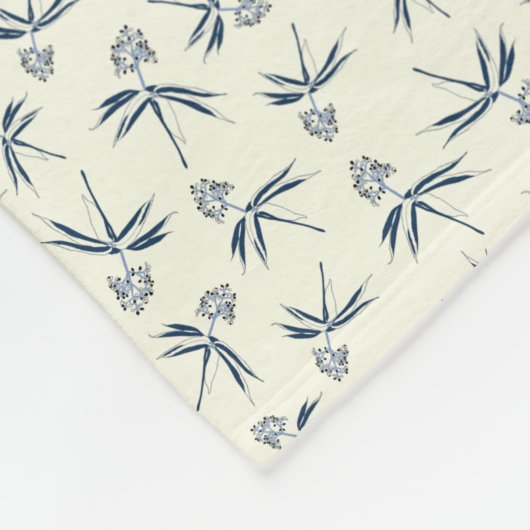 Budding Blue Branches auf Creme - nahtloses Muster Fleecedecke (Ecke)