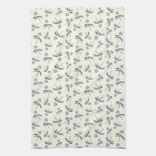 Budding Blue Branches auf Creme - nahtloses Muster Geschirrtuch (Vertikal)
