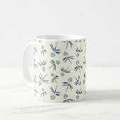 Budding Blue Branches auf Creme - nahtloses Muster Kaffeetasse (Vorderseite Links)