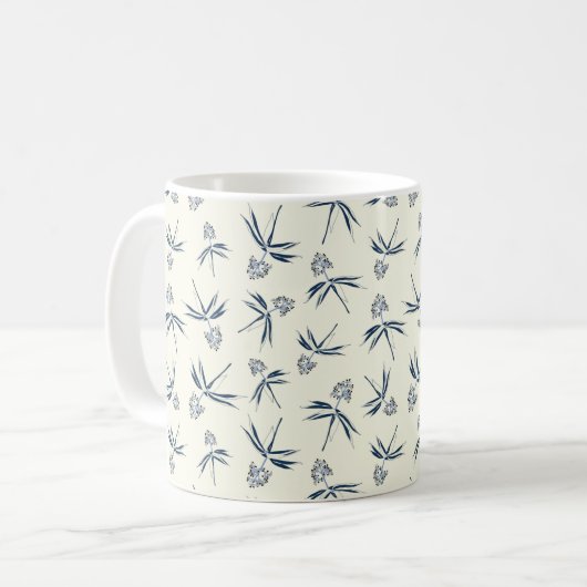 Budding Blue Branches auf Creme - nahtloses Muster Kaffeetasse (Vorderseite Links)