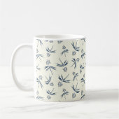 Budding Blue Branches auf Creme - nahtloses Muster Kaffeetasse (Links)