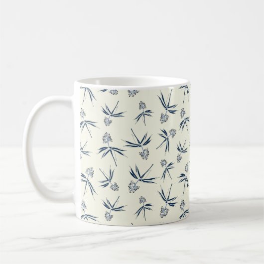 Budding Blue Branches auf Creme - nahtloses Muster Kaffeetasse (Links)
