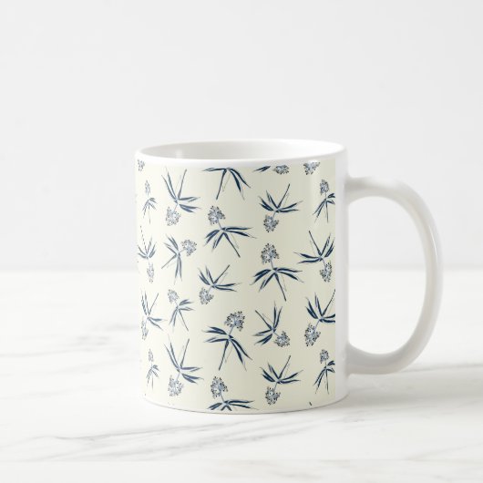 Budding Blue Branches auf Creme - nahtloses Muster Kaffeetasse (Rechts)