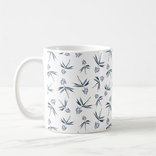 Budding Blue Branches auf Creme - nahtloses Muster Kaffeetasse (Links)