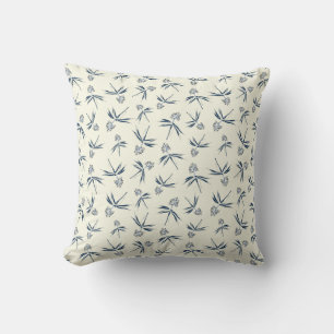 Budding Blue Branches auf Creme - nahtloses Muster Kissen